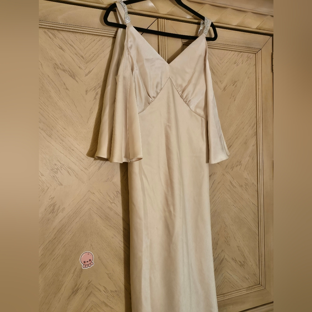DKNY CAPED SLEEVE GOWN. SIZE 6/8 Sample Dress. COLOR: CREAM. NWOT. Flawed gem